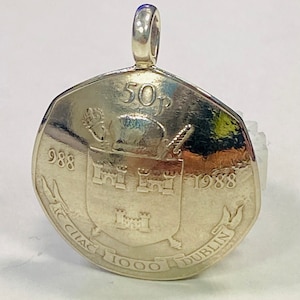 Pendentif dôme irlandais Millennium 50p de 1988 avec une lunette en argent sterling.