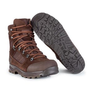 Könnte beinhalten: Braune Wanderstiefel mit robuster Sohle und Schnürdesign. Die Stiefel haben ein Obermaterial aus Wildleder und Stoff, Metallösen und eine verstärkte Zehenpartie. Die Sohle ist auf Traktion und Haltbarkeit ausgelegt.