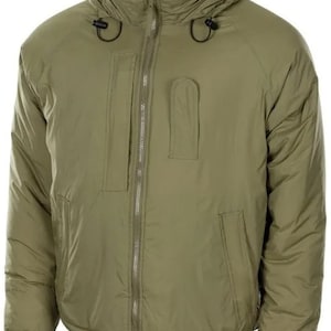 Könnte beinhalten: Eine grüne Kapuzenjacke mit Reißverschluss und einer Tasche auf der linken Brust. Die Jacke hat eine Kapuze mit Kordelzug und eine lockere Passform.