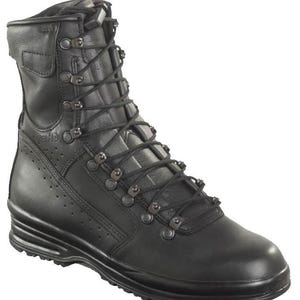 Könnte beinhalten: Ein schwarzer taktischer Stiefel aus Leder mit hohem Schaft, verstärkter Zehenkappe und einem sicheren Schnürsystem mit Metallösen. Das Seitenteil weist eine Reihe von Belüftungslöchern auf und die Sohle besteht aus schwarzem Gummi.
