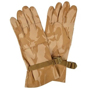 以下が含まれることがあります： ストラップとバックル留め具が付いたタンカモフラージュグローブのペア。グローブは耐久性のある素材で作られており、屋外での使用に適しています。
