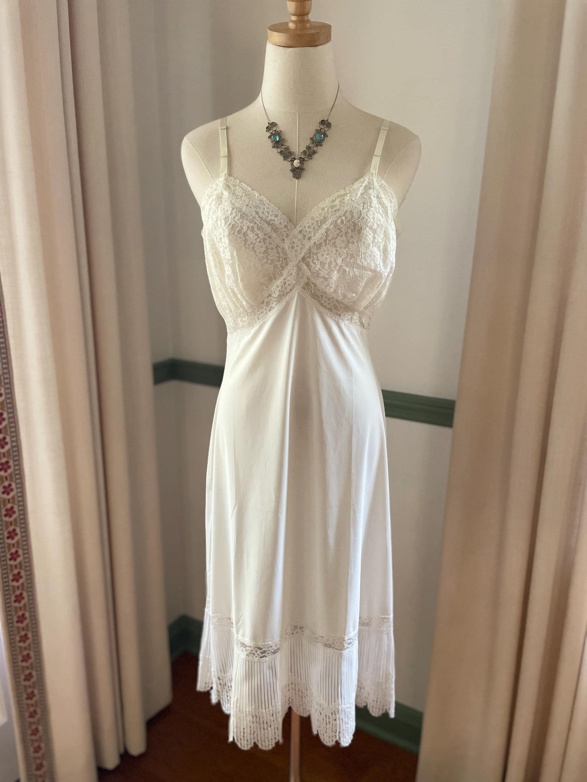 M/L | Vintage 1950s/60s Lace Cup Slip Dress