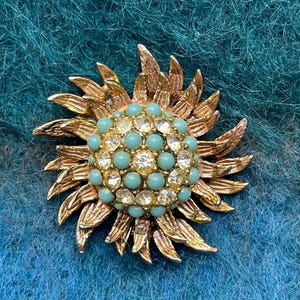 Exquisite 1950&#39;s Goldtone Turquoise Blue Glass Stone and Rhinestone Brooch | Vintage Mid-Century Starburst Brooch