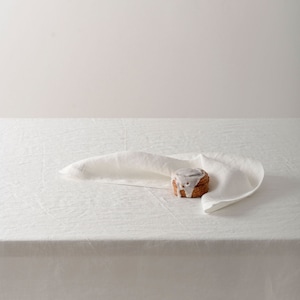 Puur wit linnen tafelkleed Zacht, middelzwaar, elegant en veelzijdig voor dineren, bruiloften en speciale gelegenheden Natuurlijk, duurzaam, tijdloos.