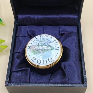 Boîte à bijoux Millennium Dome : boîte à bagues émaillée, fabriquée en Angleterre par Crummles