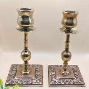 Chandeliers en laiton de 5 1/2 po., bougeoirs art nouveau, bases carrées en relief