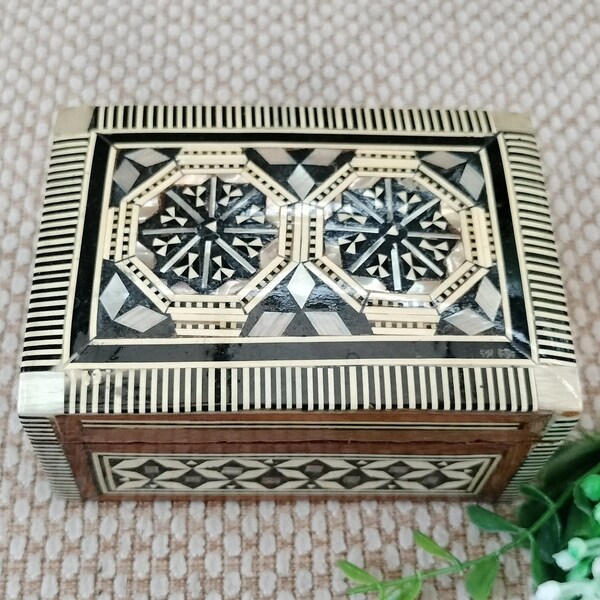 Inlaid Trinket Box, Ring Box with geometric mother of pearl, small treasures