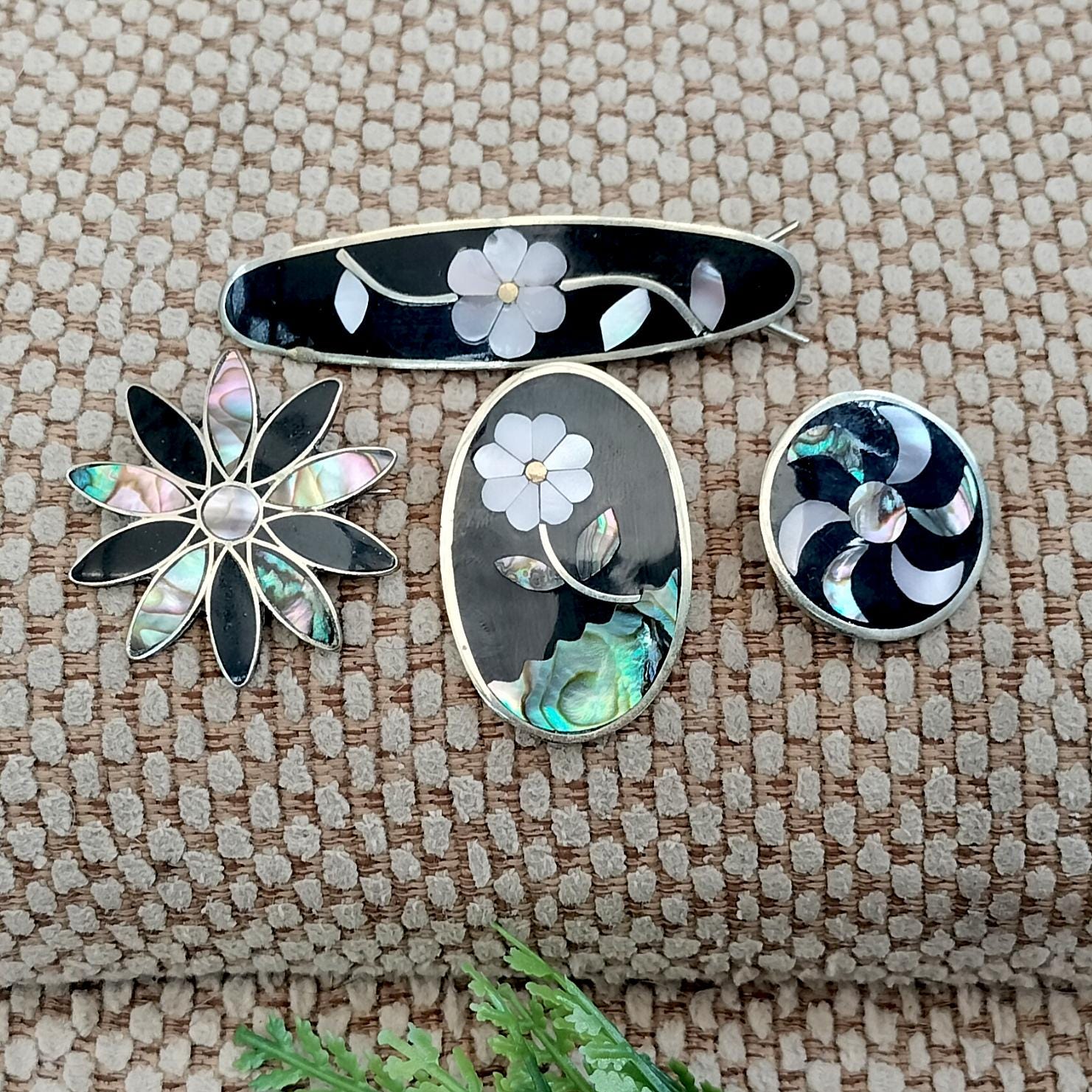 Broche ou pendentf en coqullages d'ormeau sgné du Mexque des années