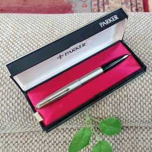 Parker 61 Flighter ID Füllfederhalter mit signiertem Kunststoff Etui, hergestellt in England