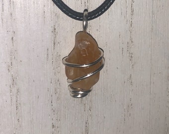 Collar con colgante de ágata Gobi natural naranja hecha a mano, envuelto en alambre plateado. Piedra Cintamani rara para Reiki.