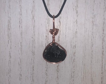 Collar con colgante de turmalina negra natural hecho a mano, con alambre de cobre envuelto, joyería curativa con carga de reiki.