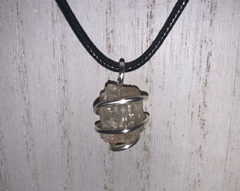Collar de tanzania de cristal de escapolita dorada hecho a mano con curación reiki en tono plateado envuelto en alambre.