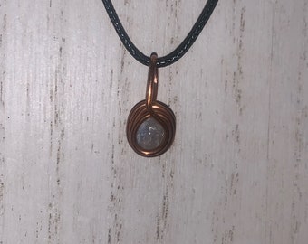 Collar de cristal de cuarzo rutilado con cabello de dumortierita natural raro hecho a mano, cristal azul cargado de Reiki, envuelto en alambre de cobre puro