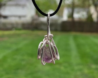 Colgante de cristal de siete piedras naturales Super 7 hecho a mano en tono plateado envuelto en alambre con piedras preciosas curativas Gemmy calidad A+