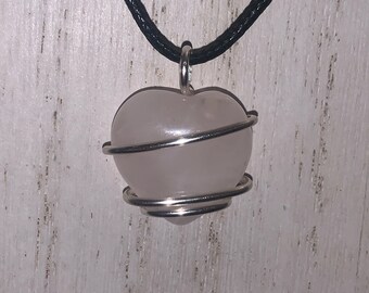 Collar colgante de cuarzo rosa en forma de corazón de 20 mm hecho a mano, joyería curativa cargada de reiki. Da y recibe AMOR.