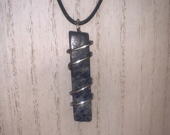 Collar con colgante de cristal Chakra de lapislázuli azul chapado en plata, hecho a mano con amor.