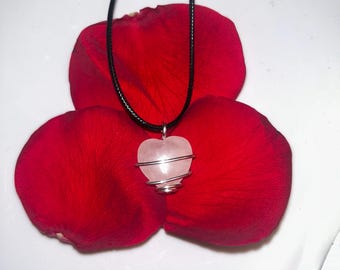 Collar con colgante de cuarzo rosa de 20 mm en forma de corazón, hecho a mano. ¡Joyería curativa con carga reiki! ¡Regala amor y recibe amor! Regalo de San Valentín. Rosa.