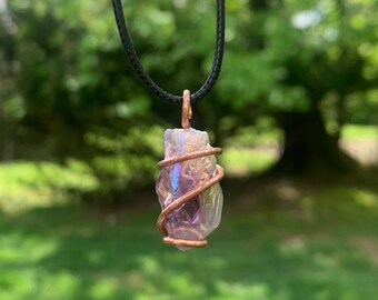 Collar de titanio con amatista y aura de ángel, hecho a mano, con carga de Reiki, arcoíris morado, alambre de cobre puro envuelto en cristal.