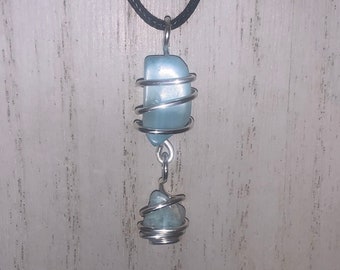 Collar hecho a mano con cristal de pectolita de cobre y larimar natural, alambre plateado y energía reiki.
