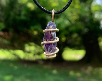 Collar con colgante de amatista, ángel, aura, arcoíris, titanio, silicio, bismuto, cristal, en tono dorado, envuelto en alambre, curación Reiki.