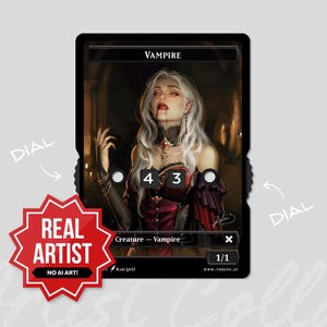 Puede incluir: Una tarjeta negra con una ilustración de vampiro y la palabra "VAMPIRE". La tarjeta tiene un esquema de color rojo y negro, con una insignia de "REAL ARTIST". La tarjeta también tiene diales y el texto "Creature - Vampire".