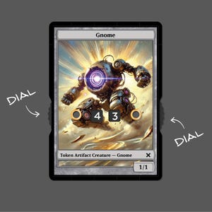 Könnte beinhalten: Ein Kartenspiel-Token, das einen metallischen, roboterartigen Gnome mit einem violetten, leuchtenden Kern darstellt. Die Karte lautet "Gnome" und "Token Artefakt Kreatur - Gnome" mit einer Stärke und Zähigkeit von 1/1.