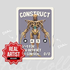 Könnte beinhalten: Ein Set aus drei Keramikbechern mit gesprenkelter, cremefarbener Glasur. Jeder Becher zeigt ein handgemaltes Design: ein blau-grünes Blatt, eine gelbe Blume und eine rote Beere. Die Becher haben eine einfache, abgerundete Form.