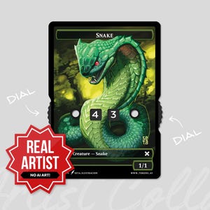 Puede incluir: Ilustración de una serpiente verde sobre una tarjeta negra con la palabra "SNAKE" en la parte superior. La tarjeta tiene diales para las estadísticas del juego y el texto "REAL ARTIST NO AI ART!" en una insignia roja. La tarjeta es 1/1.