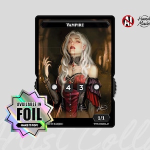 Pode incluir: Uma carta de jogo retangular com uma ilustração de vampiro com cabelos longos brancos, olhos vermelhos e sangue escorrendo da boca. A carta exibe o texto VAMPIRE, 4, 3, 1/1 e um adesivo holográfico que diz AVAILABLE IN FOIL MAKE IT POP!