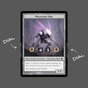 Puede incluir: Una carta coleccionable que presenta una criatura Phyrexian Mite blanca con detalles morados. La carta muestra estadísticas de 4 y 3, con el texto "Toxic 1" y "This creature can't block." La carta es una ficha 1/1.