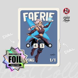 Könnte beinhalten: Eine rechteckige Spielkarte mit blauem Hintergrund und dem Text FAERIE oben. Eine geflügelte Figur hält eine leuchtende Kugel und ein Schwert. Die Karte enthält zwei runde Zifferblätter mit den Zahlen 4 und 3 sowie einen holografischen Aufkleber mit der Aufschrift AVAILABLE IN FOIL.