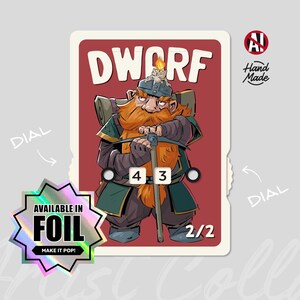 Pode incluir: Uma carta de jogo retangular com um anão de desenho animado com uma longa barba laranja, usando um capacete com uma pequena chama no topo. A carta exibe o texto DWARF, os números 4 e 3 em mostradores e 2/2. Um adesivo holográfico em forma de estrela diz AVAILABLE IN FOIL.