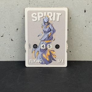 Puede incluir: Una tarjeta de juego rectangular con la palabra "SPIRIT" en la parte superior. La tarjeta presenta una ilustración de una figura vestida con acentos de relámpagos. La tarjeta también muestra la palabra "FLYING" y los números "4" y "5".