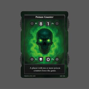 Könnte beinhalten: Eine grüne "Poison Counter"-Karte mit einem leuchtenden Totenkopf-Motiv. Die Karte zeigt oben den Text "Poison Counter" mit Zahlen und Symbolen. Der Text unten lautet: "Ein Spieler mit zehn oder mehr Giftmarken verliert das Spiel."