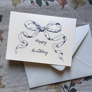 Cartão de aniversário com fita (em branco por dentro) Ilustração de laço de feliz aniversário