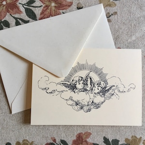 Tarjeta de felicitación con querubines (en blanco por dentro) Ilustración vintage victoriana de ángeles y nubes