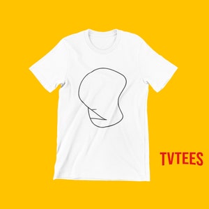Peut inclure: T-shirt blanc avec un motif minimaliste noir. Le motif est une forme abstraite. Le texte "TVTEES" est imprimé en rouge en bas à droite de l'image. Le fond est jaune uni.