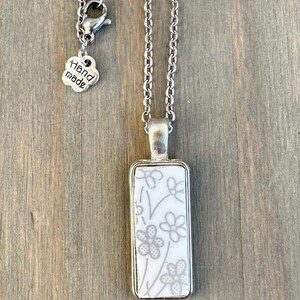 Collar con colgante de plata chapada "Ribbon Bouquet" de Correlle