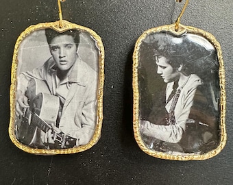Pendientes llamativos con el calendario reciclado de Elvis Presley de 1995: un homenaje único
