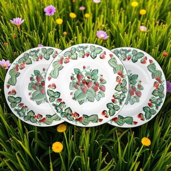 Vintage Very Strawberry Ceramic  Dinner Plates By Tabletops Unlimited. Set Of 3