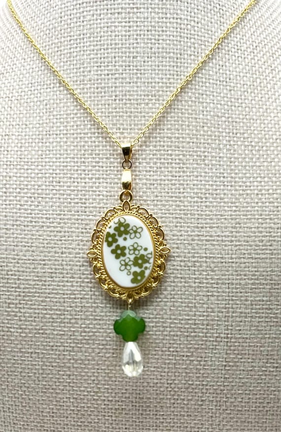 Unique 1970s Vintage Correlle Spring Blossom Broken china gold necklace