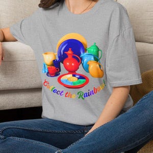 Sammle das Regenbogen-Shirt, Fiestaware-Geschirr-T-Shirt, Vintage-Geschirr-Geschenk, farbenfrohes Sammler-T-Shirt