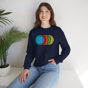 Sudadera inspirada en Fiestaware, anuncio vintage de Fiestaware, platos coloridos, logotipo de Fiesta, regalo para amantes de Fiestaware, camiseta de coleccionista, Fiesta vintage.