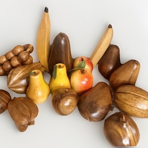 Vtg Wooden Fruit Grapes Avocado Apple MCM Country Decor Folk 17 piece and Bowl