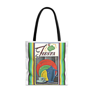 Puede incluir: Bolso tote blanco con asas negras que presenta un colorido diseño de Fiesta. El diseño incluye un plato rojo, un plato verde, un plato amarillo, una tetera azul y una taza de té. La palabra "Fiesta" está escrita en una fuente estilizada.