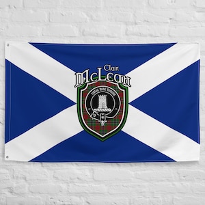 Könnte beinhalten: Eine blaue und weiße schottische Flagge mit einem weißen Kreuz und einem grünen, roten und schwarzen Clan-Wappen in der Mitte. Das Wappen trägt den Text "Clan McLean" darüber und "Virtue mine honour" darunter.