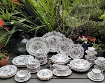 Servizio da tavola Aynsley Pembroke in porcellana fine, Inghilterra, selezione di articoli a catalogo. Design del XVIII secolo. Condizioni perfette.