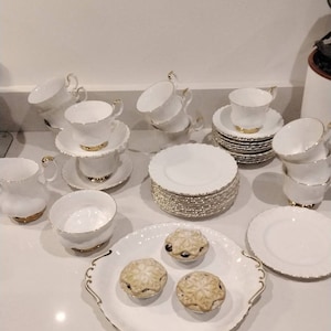 Porcelana Royal Albert Val dor. Serviço de chá em perfeito estado. Seleção.