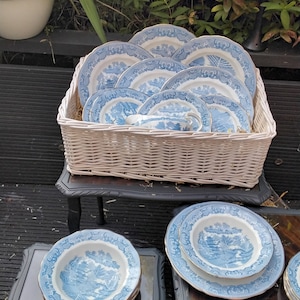 Porcelana fina Adderley de 1959, design de templo azul claro, seleção de pratos, cor excepcional. Escolha no menu