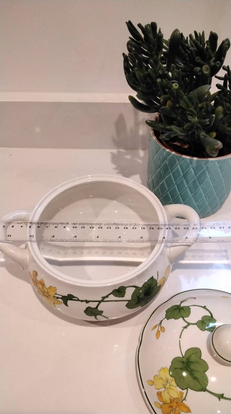 ビレロイ＆ボッホ、ゼラニウム柄。ドイツ製ヴィトロ磁器製の蓋付き野菜  